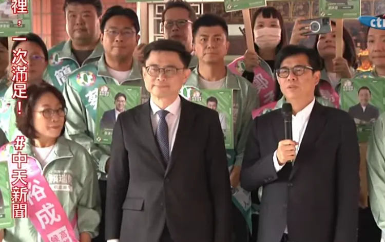 高雄市長陳其邁（右起）2日陪同民進黨市長參選人賴瑞隆及議長康裕成等正式登記參選。（圖／中天新聞）