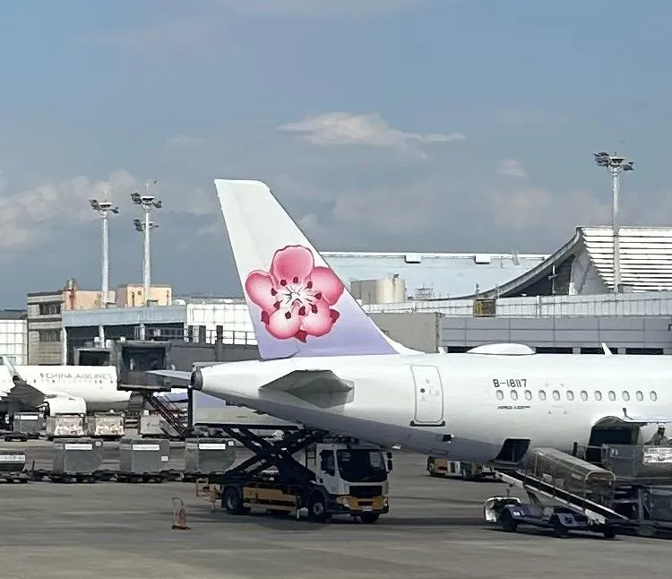 中華航空公司10月16日起調漲國際線相關費用，包含官網預購行李、臨櫃超額行李及寵物託運服務，調幅介於14％至31％之間。（示意圖／記者高珞曦攝）
