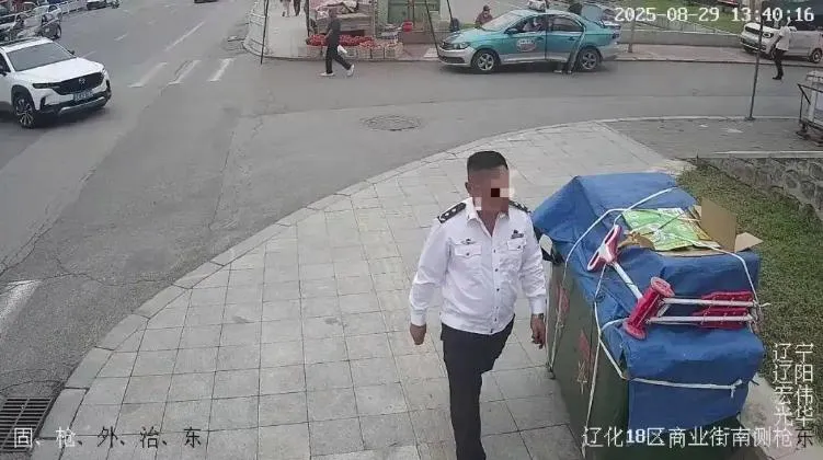 大陸一名男子闖入警局假扮上級指導工作，遭行政拘留。（圖／翻攝人民日報）