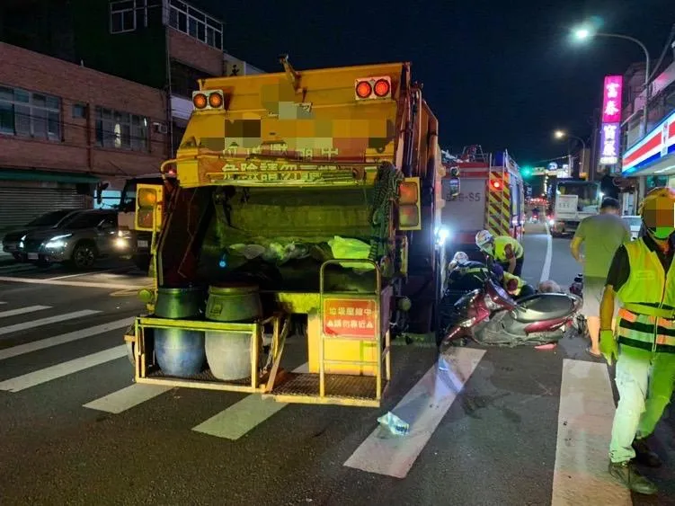 羅姓女子遭垃圾車擦撞被捲入車底，警消到場時已經沒有生命跡象，被緊急送醫搶救。（圖／桃園市消防局提供）