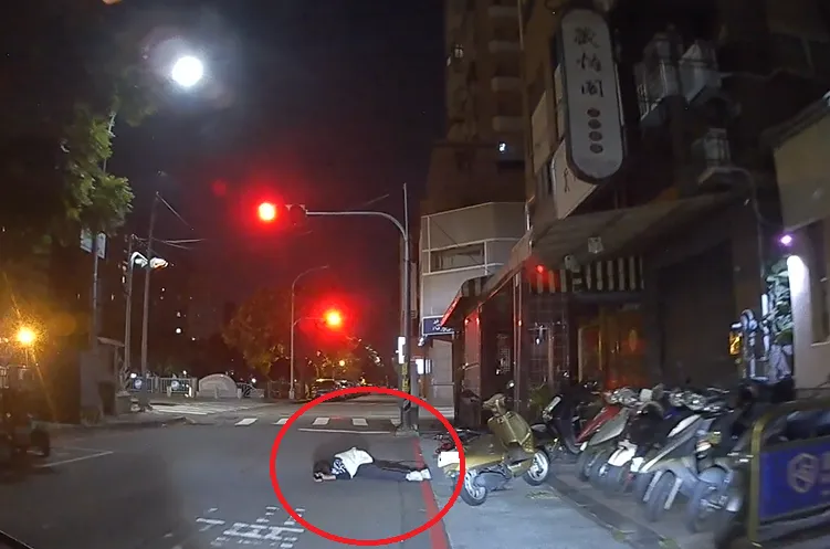 男子喝醉酒倒臥車道。(圖/翻攝畫面)