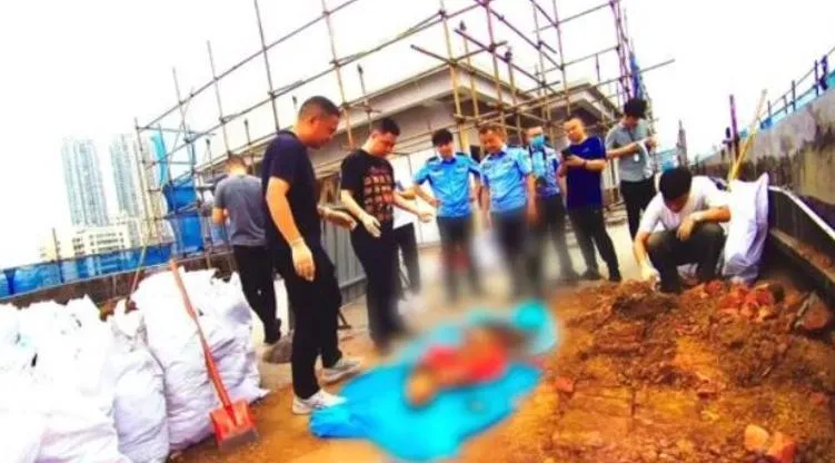 商場天台挖出吳女遺骸。（圖／翻攝《網易》）