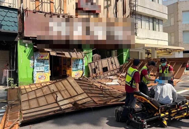 屏東一間洗衣店招牌崩落砸中機車騎士。（圖／翻攝畫面）