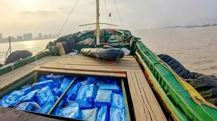 大陸浙江海警局日前宣布，歷經近兩年偵查，成功摧毀以李某、程某為首的特大凍品走私犯罪集團。（圖／翻攝紅星新聞）