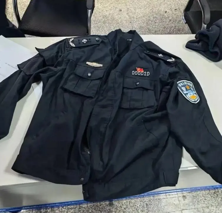 張某從小懷抱警察夢，多次穿著假警服招搖過市。（圖／翻攝人民日報）