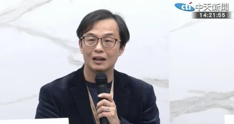 食藥署長姜至剛記者會上表示，毒雞蛋食用過量才有風險，若有疑慮可先不吃，被批評態度過於學術。（圖／中天新聞）