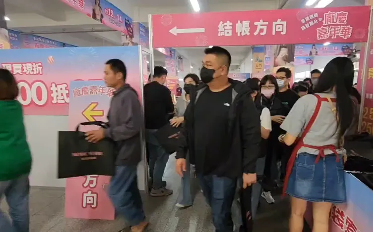 廠拍活動同步推出保暖衣物優惠，吸引不少男士參加。（圖／中天新聞）