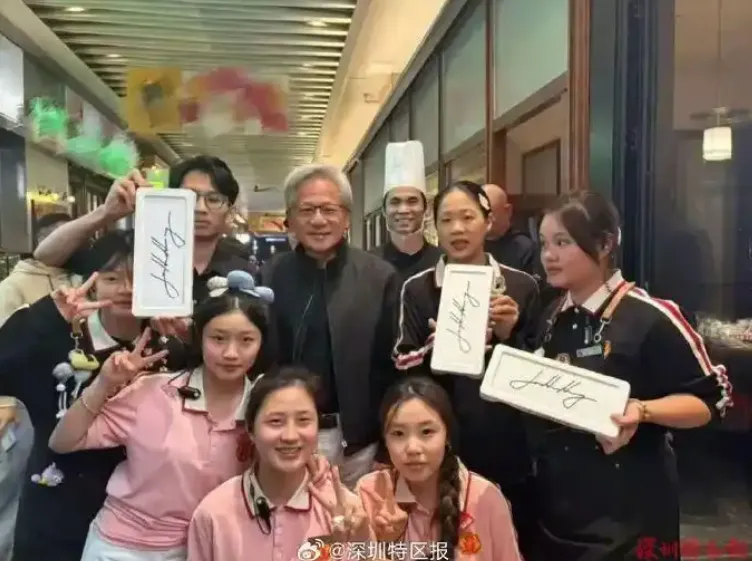 黃仁勳與店員合影。（圖／翻攝《深圳特區報》）