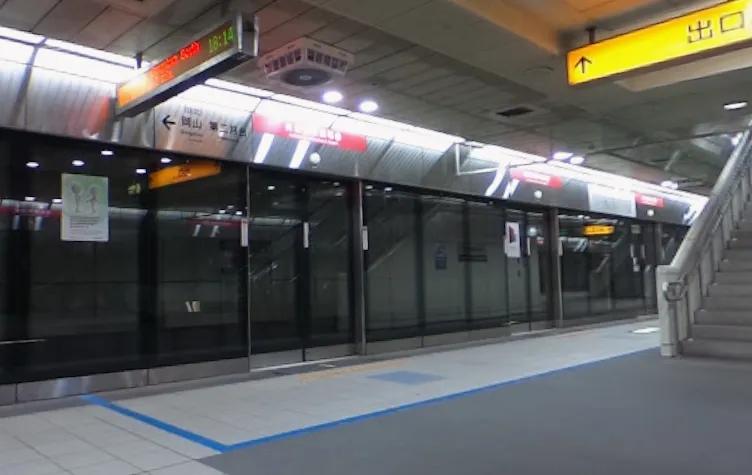 旅客抱怨高捷機場站月台沒冷氣。（圖／翻攝自Google Maps）
