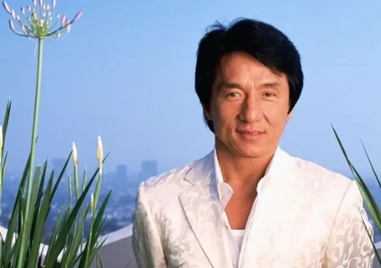 成龍以精湛的武打身手聞名於世。（圖／翻攝自成龍 微博）