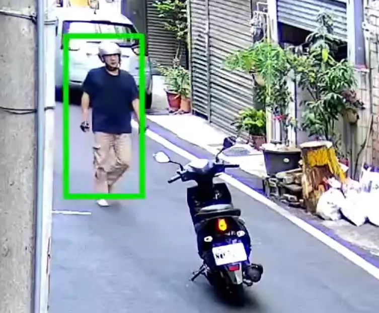 邱男犯案後仍顯鎮定,走向自己的機車並騎往昔日犯案的超商。(圖/翻攝畫面)