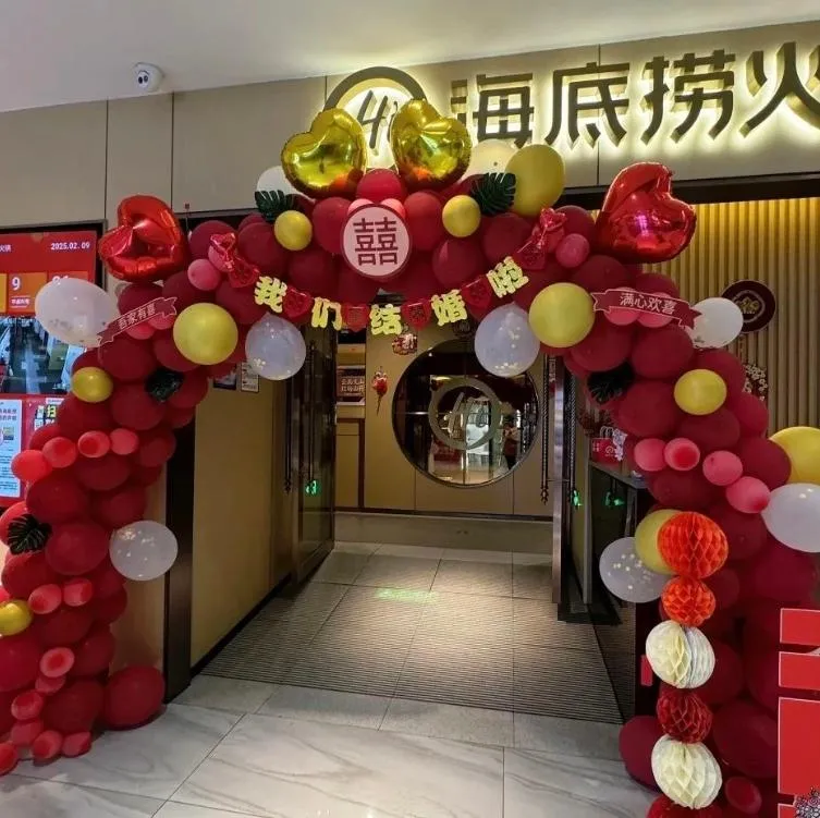 越來越多新人在海底撈辦婚宴。（圖／翻攝新浪微博）