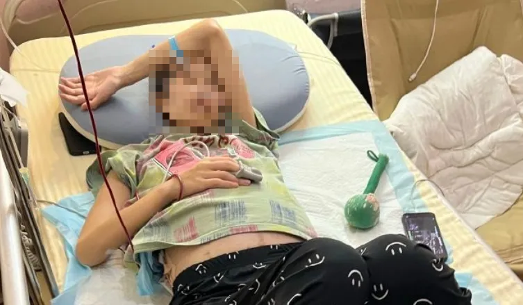 克拉姐姐躺在病床上。（圖／翻攝新浪微博）