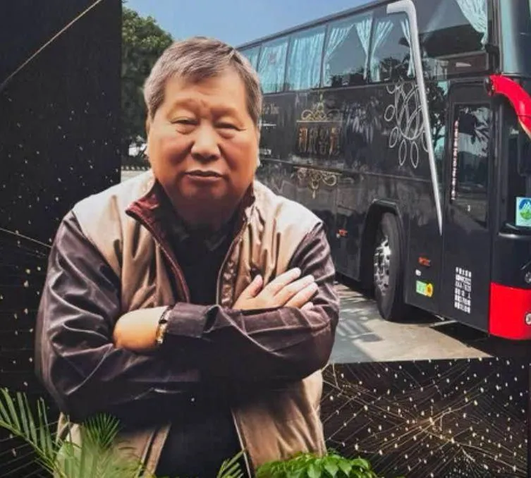 和欣客運創辦人楊錦元辭世，享壽79歲。家屬舉辦告別式，現場設立巨幅照片供親友追思。（圖／讀者提供）