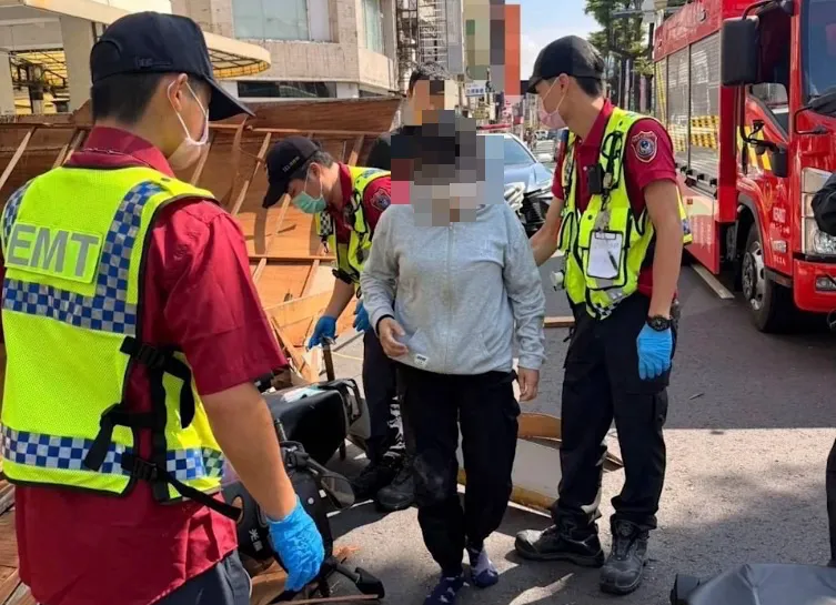 女騎士由救護人員協助脫困送醫。（圖／翻攝畫面）