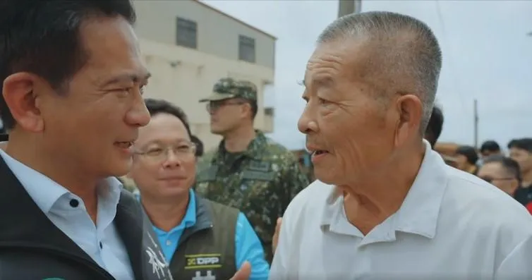 民進黨立委林俊憲發文表示被災民「攔路道謝」。（圖／擷取自林俊憲影片）