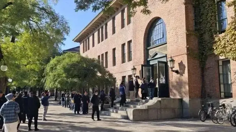 19日早上，一眾師生和群眾到清華大學高等研究院現場排隊弔唁。（圖／翻攝新京報）