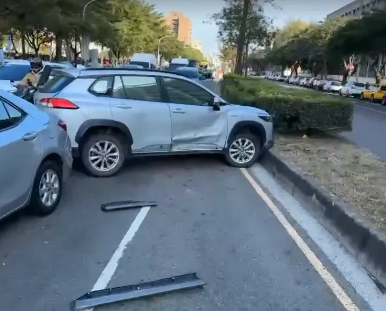 傳事故現場包含肇事車輛共有7車。（圖／台南道路救援張家班授權提供）
