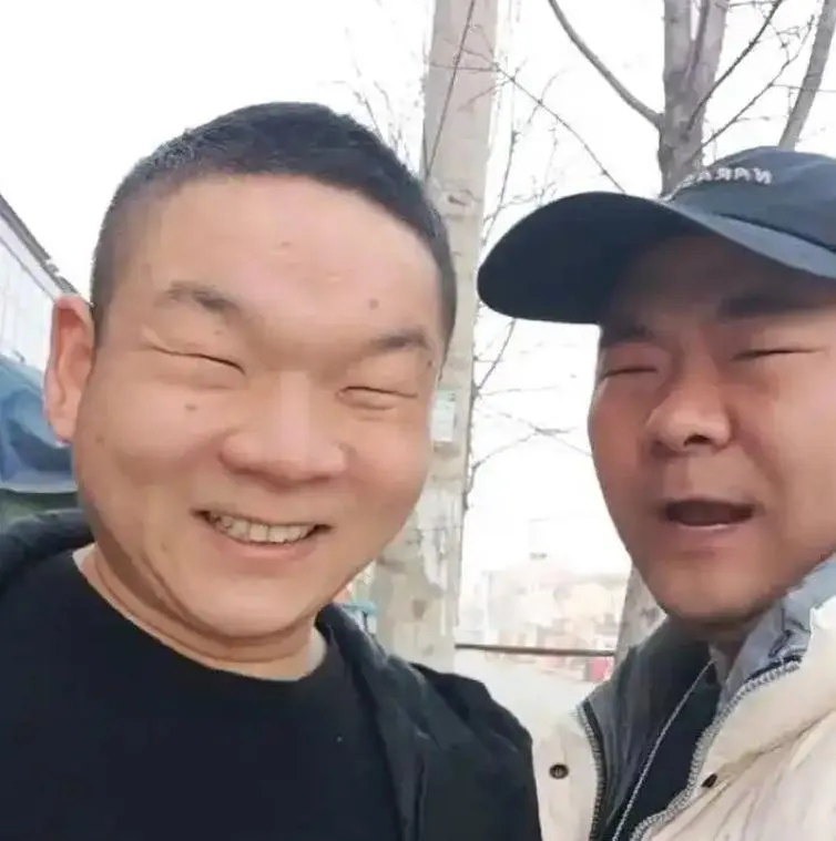 大陸一對兄弟從小被嘲笑調侃眼睛小。（圖／翻攝《大象新聞》）