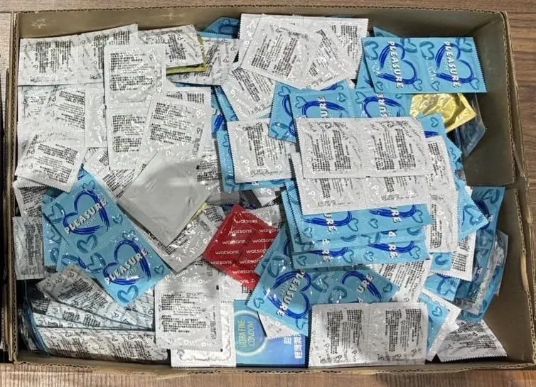 警方查扣大量保險套，（圖／翻攝畫面）