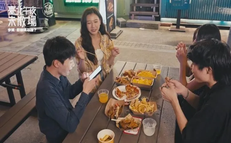 芷芸挑戰進入充滿能量的信義區街頭與酒吧,與路人熱情交流互動。
