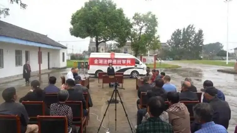 考量原告年邁行動不便,法院特別將庭審地點設於村內公共廣場。(圖/翻攝《濟寧新聞》)