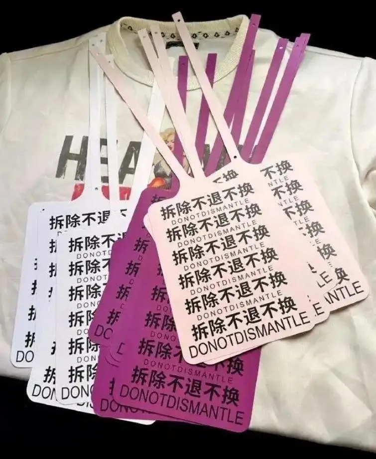 陸網購業者「超大尺寸吊牌」防奧客穿完退貨。（圖／翻攝微博）