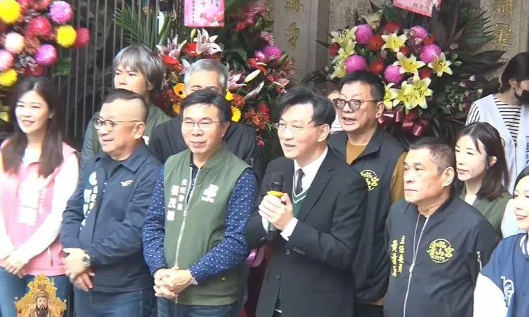 2024年青山王繞境正日，中樞層級扶轎官員為內政部次長董建宏。（圖／台灣廟會情報局）
