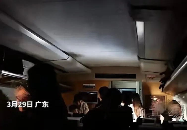 車廂內一片漆黑。（圖／翻攝新浪微博）