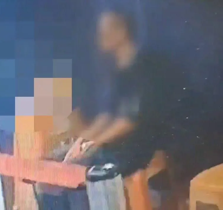 江男在板橋火車站落網時的模樣。（圖／警方提供）