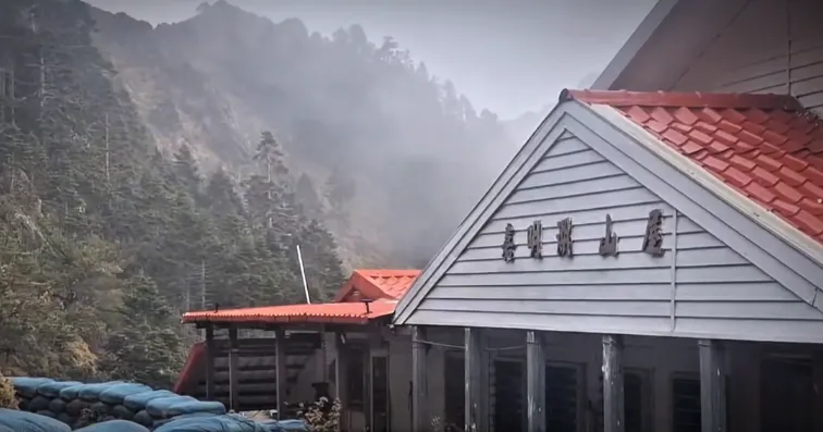 嘉明湖山屋今日罕見飄下3月雪與冰霰。（圖／翻攝自臉書／嘉明湖熊出沒提供）