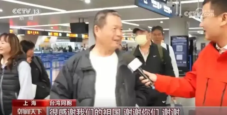 順利離開中東地區的台胞旅客難掩激動心情。(圖/翻攝《央視新聞》)