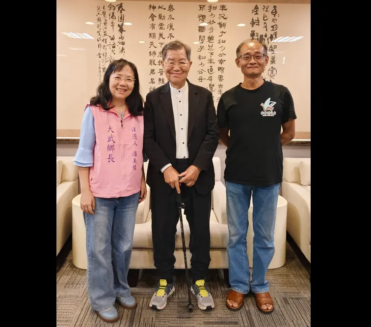 前副總統蕭萬長（中）出任台東縣大武鄉長參選人潘美緣（左）競總榮譽主委。（圖／翻攝潘美緣臉書）