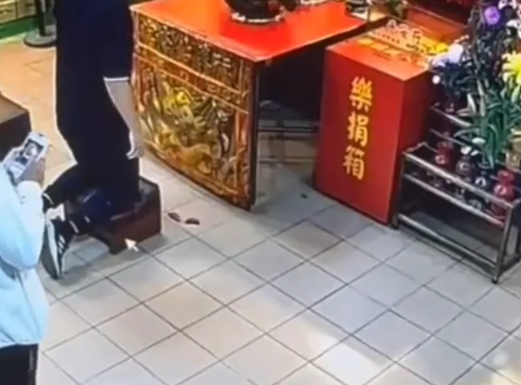 淡水警方在媽祖面前祈求,一連擲出5個「聖筊」,果真在3天後就破案。