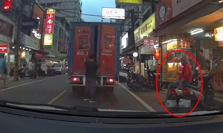 貨車後車箱車門沒關，差點撞到坐在機車上的男子。（圖／翻攝自「爆料公社 」）