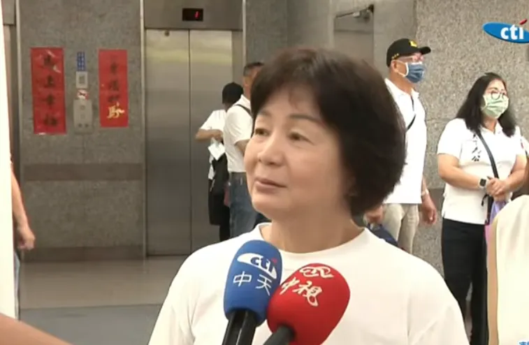 婦人直言現在根本不敢外食，也不敢用國內油品。（圖／中天新聞）
