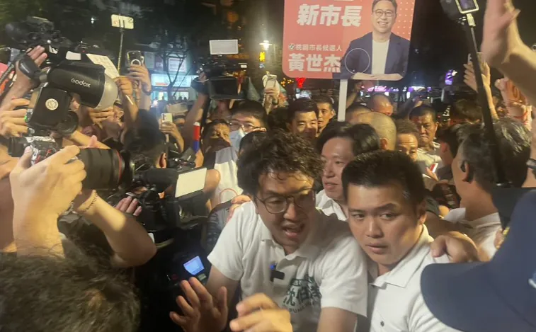 民進黨台北市長參選人沈伯洋20日晚間前進桃園，與民進黨桃園市長參選人黃世杰赴中壢觀光夜市掃街。（圖／中時呂筱蟬攝）