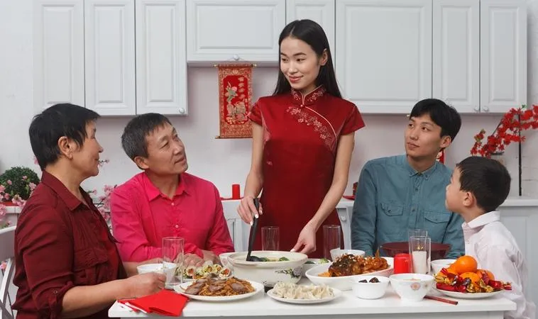 春節圍爐團圓,用餐機會增加也提高疾病傳播風險,幽門螺旋桿菌多經口傳染,是導致胃癌的重要原因之一。(示意圖/Pexels)