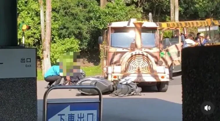 台北市立動物園遊園車和機車發生擦撞意外，所幸機車騎士腿部受傷。（圖／chenchen123a@threads）