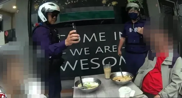 男子身揹6條通遭警方查獲女友才知他真實身分。(圖/翻攝畫面)