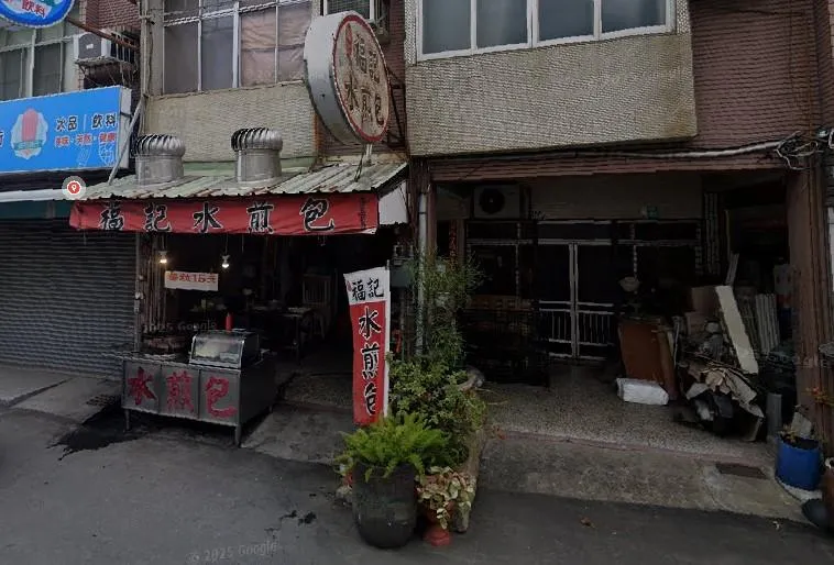 台南市安平區一家水煎包店日前因帥哥店員爆紅,卻傳出在餡料中發現疑似蟑螂腳的異物。(圖/翻攝自Google Maps)