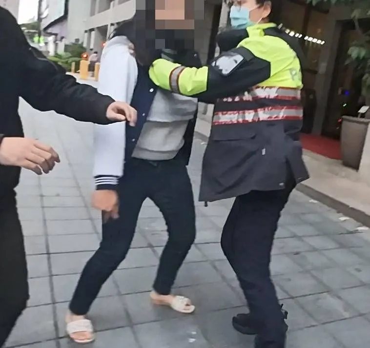 張女對警方的勸說相當不配合，一度要繼續往前衝。（圖／警方提供）