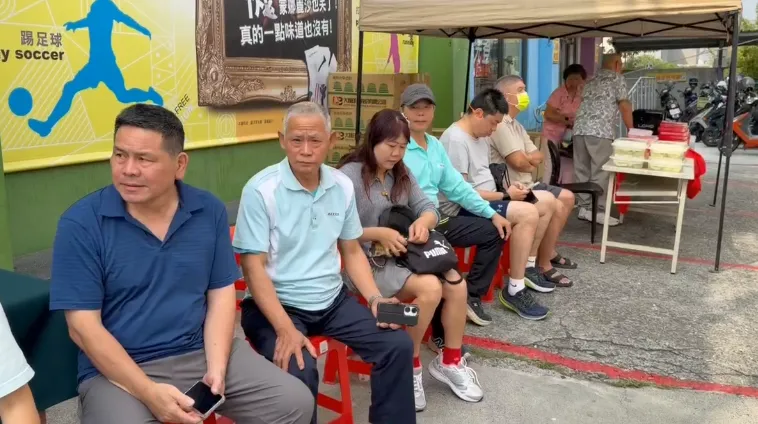 民眾排隊等捐血。（圖／中天新聞）