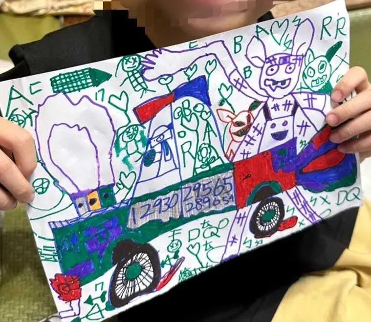 小亮平時很愛畫畫,遭導師不當管教後,畫風驟變,竟畫人被車輛壓死的圖像。(圖/民眾提供)