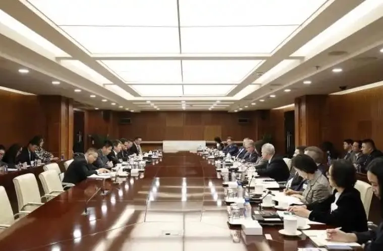 大陸商務部國際貿易談判代表李成鋼4日在北京會見美國農貿代表團。(圖/翻攝《人民日報》)