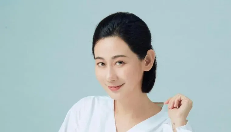 《麻辣鮮師》中飾演「Gina」的47歲女星林利霏日前無預警自爆罹患大腸癌第一期。(圖/翻攝自林利霏 Gina Lim臉書粉專)