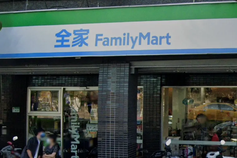 網友分享全家的紅帽子禮盒69折出清。（示意圖／翻攝自Google Maps）