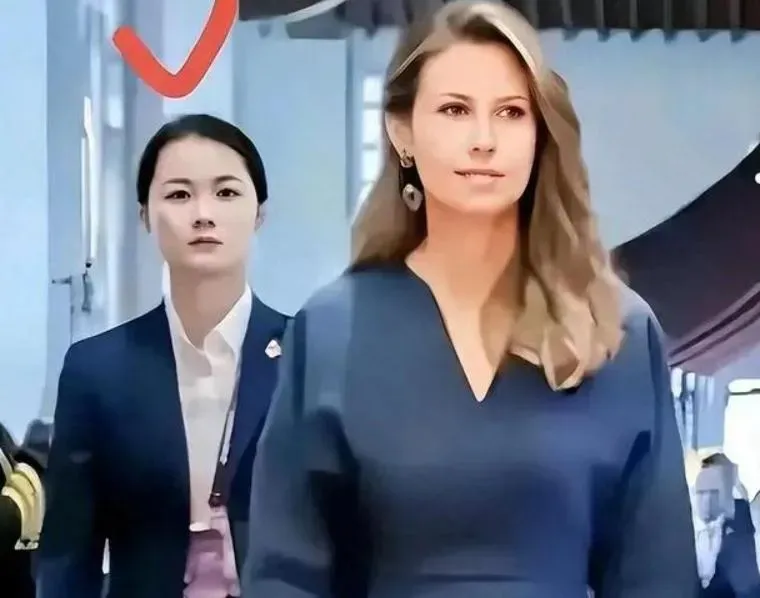 嚴月霞曾貼身保護敘利亞前第一夫人阿塞德夫人。（圖/翻攝《網易》）