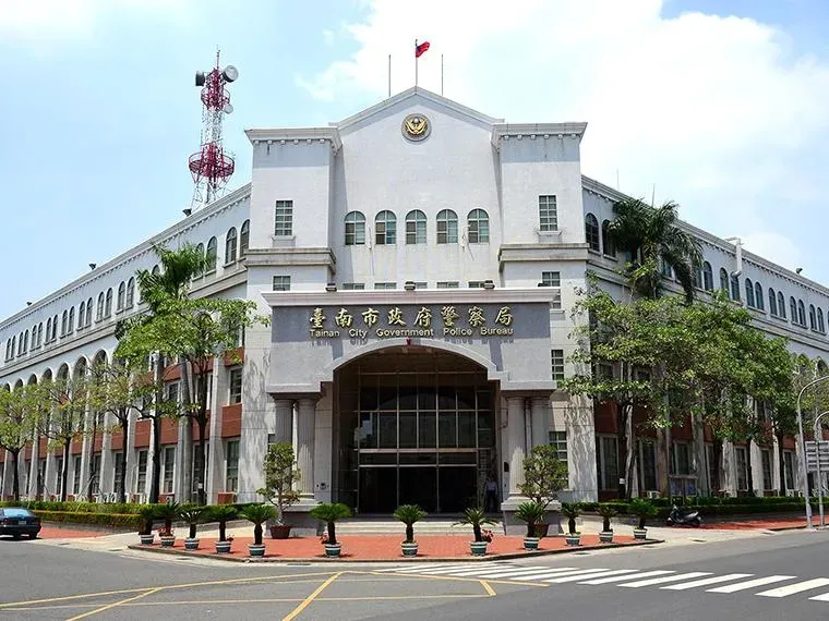 台南市政府警察局推出「交通違規簡訊服務」。(圖/台南市政府警察局官網)