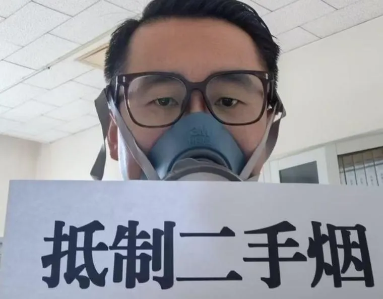 王海戴防毒面具上班。(圖/翻攝《網易》)
